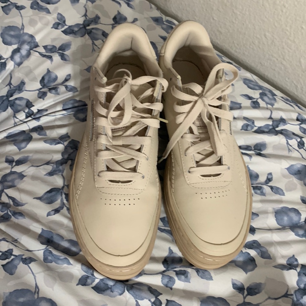 Selling shoes the brand is reedbok the size is 9 in woman’s tan or beige